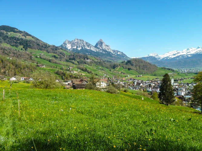 Blick auf Steinen und die Mythen