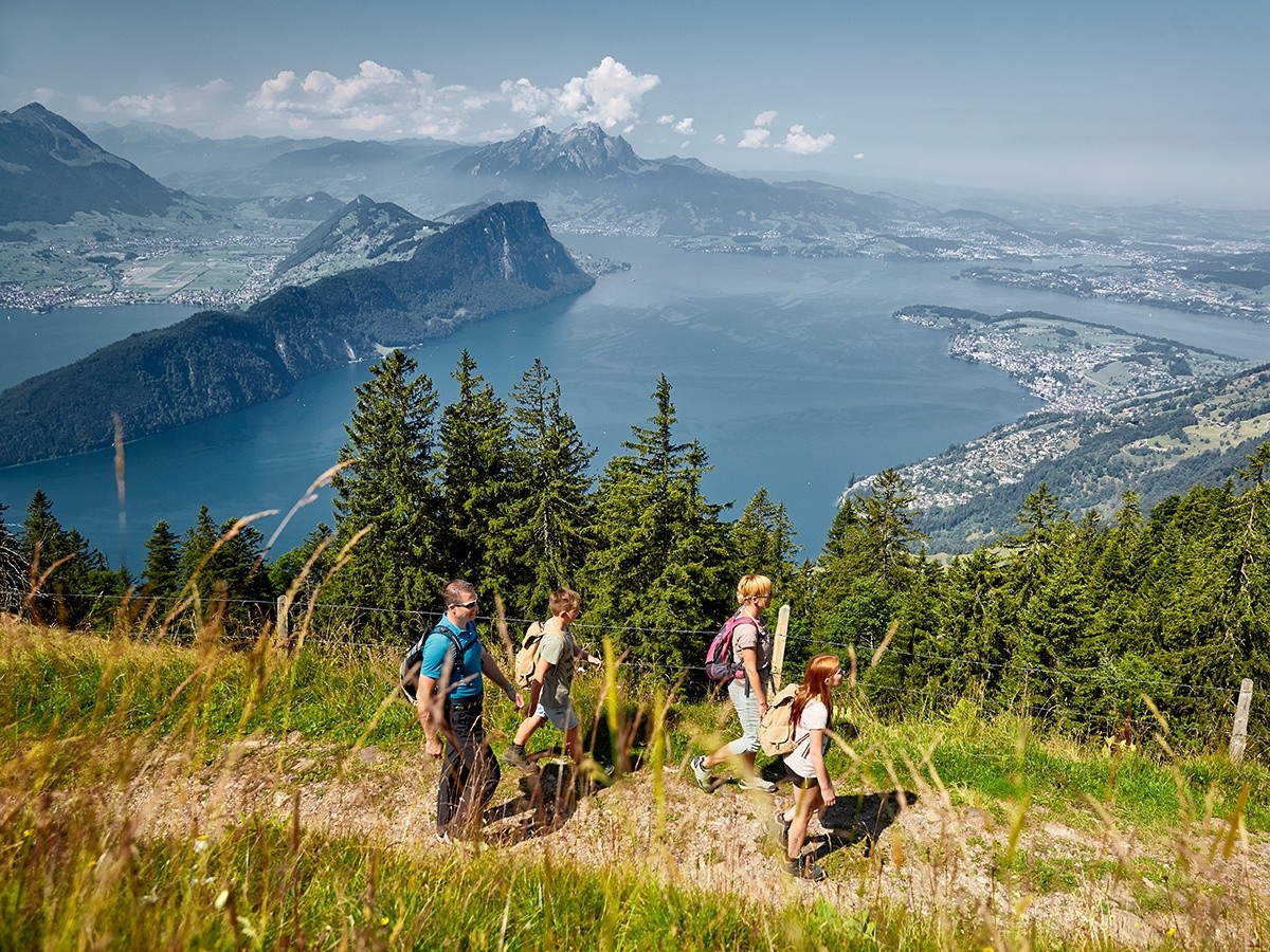 Weg nach Unterstetten mit Blick auf den Pilatus