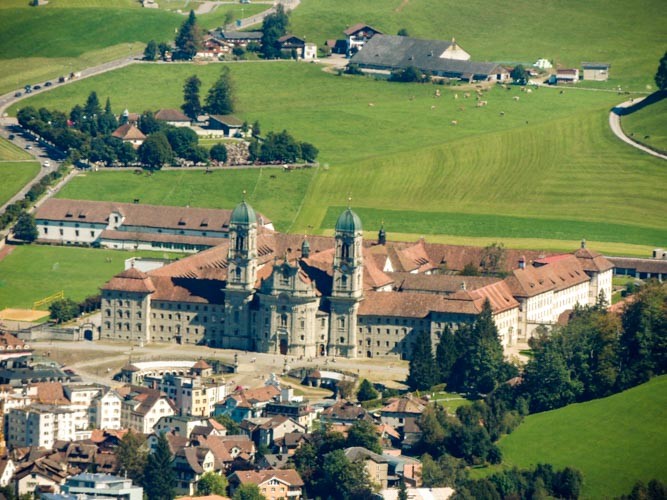 Blick Richtung Einsiedeln mit dem Kloster