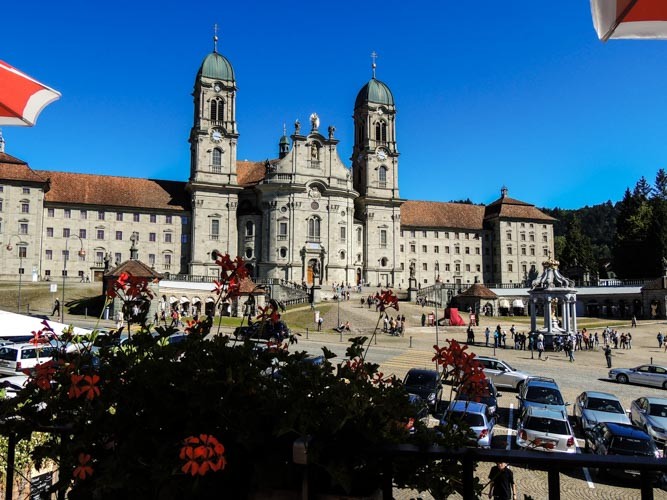 Imposanter Blick auf das Kloster Einsiedeln