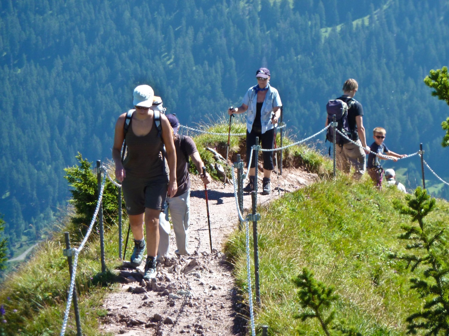 Blick auf den gut gesicherten Grat beim Abstieg