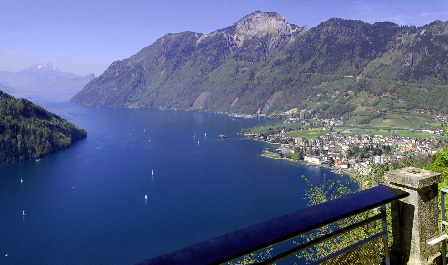 Blick auf Brunnen und den Vierwaldstättersee