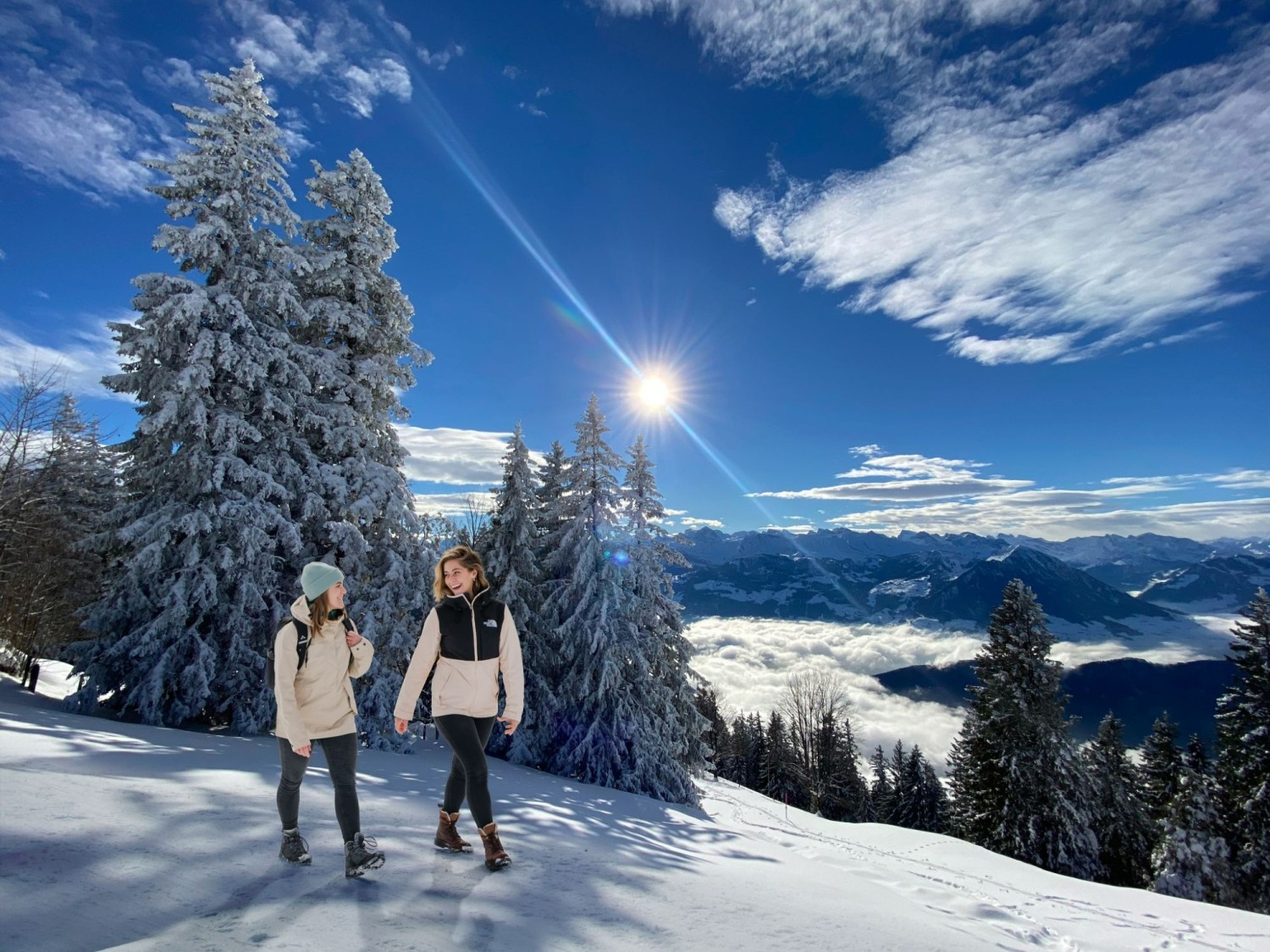 Zwei Freundinnen auf dem Rigi Panoramaweg