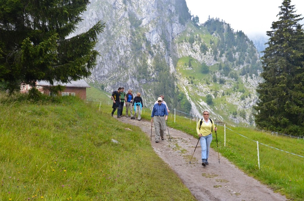 Wanderer unterwegs von der Holzegg Richtung Stäglerenegg